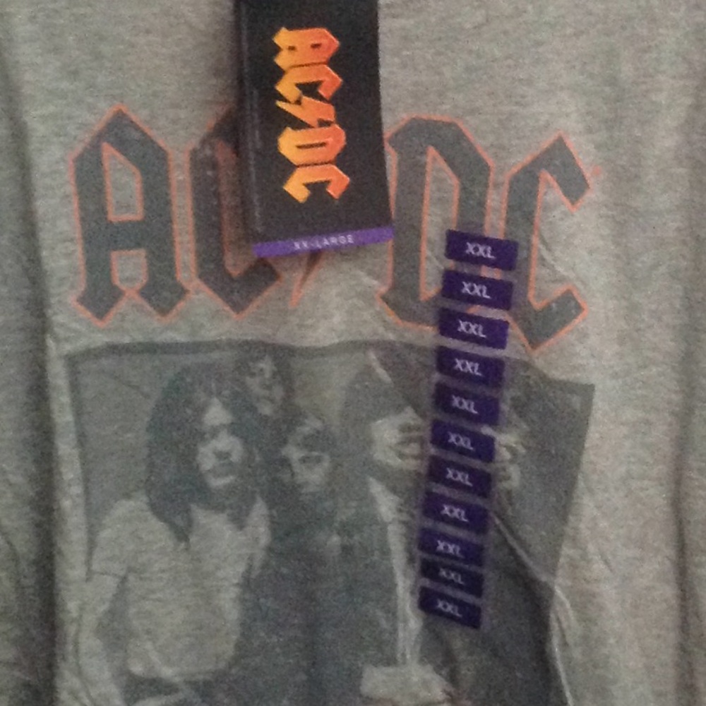 AC/DC T-shirt - Picture 2 of 3